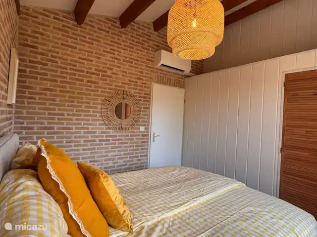 Villa Frans | Pays-Bas, Zélande, Renesse - maison de vacances Chambre spacieuse avec climatisation et jolis accents en bois. Ici, vous dormez merveilleusement frais et confortable.