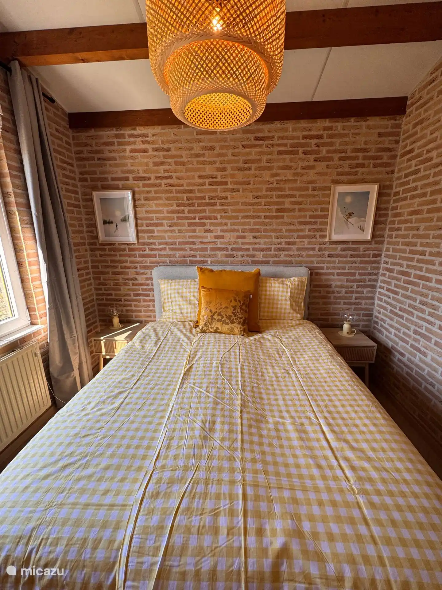 Schlankes Layout mit fröhlichen Drucken und einem schönen Bett. Die Atmosphäre ist warm, einladend und völlig ausgewogen.