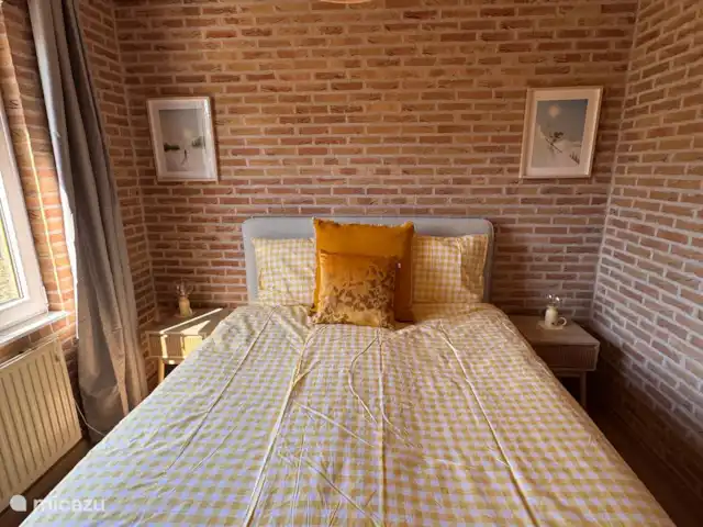Villa Frans | Pays-Bas, Zélande, Renesse - maison de vacances Agencement élégant avec des imprimés joyeux et un joli lit. L’atmosphère est chaleureuse, accueillante et complètement équilibrée.