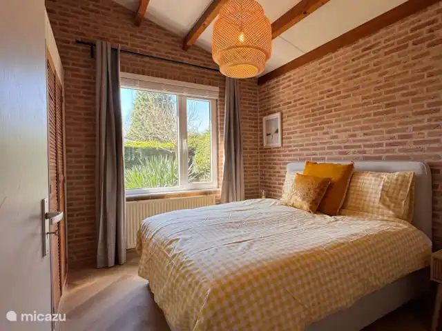 Villa Frans | Pays-Bas, Zélande, Renesse - maison de vacances De grandes fenêtres, un lit moelleux et beaucoup de lumière - cette chambre respire la tranquillité. Idéal pour commencer votre journée en Zélande reposé.
