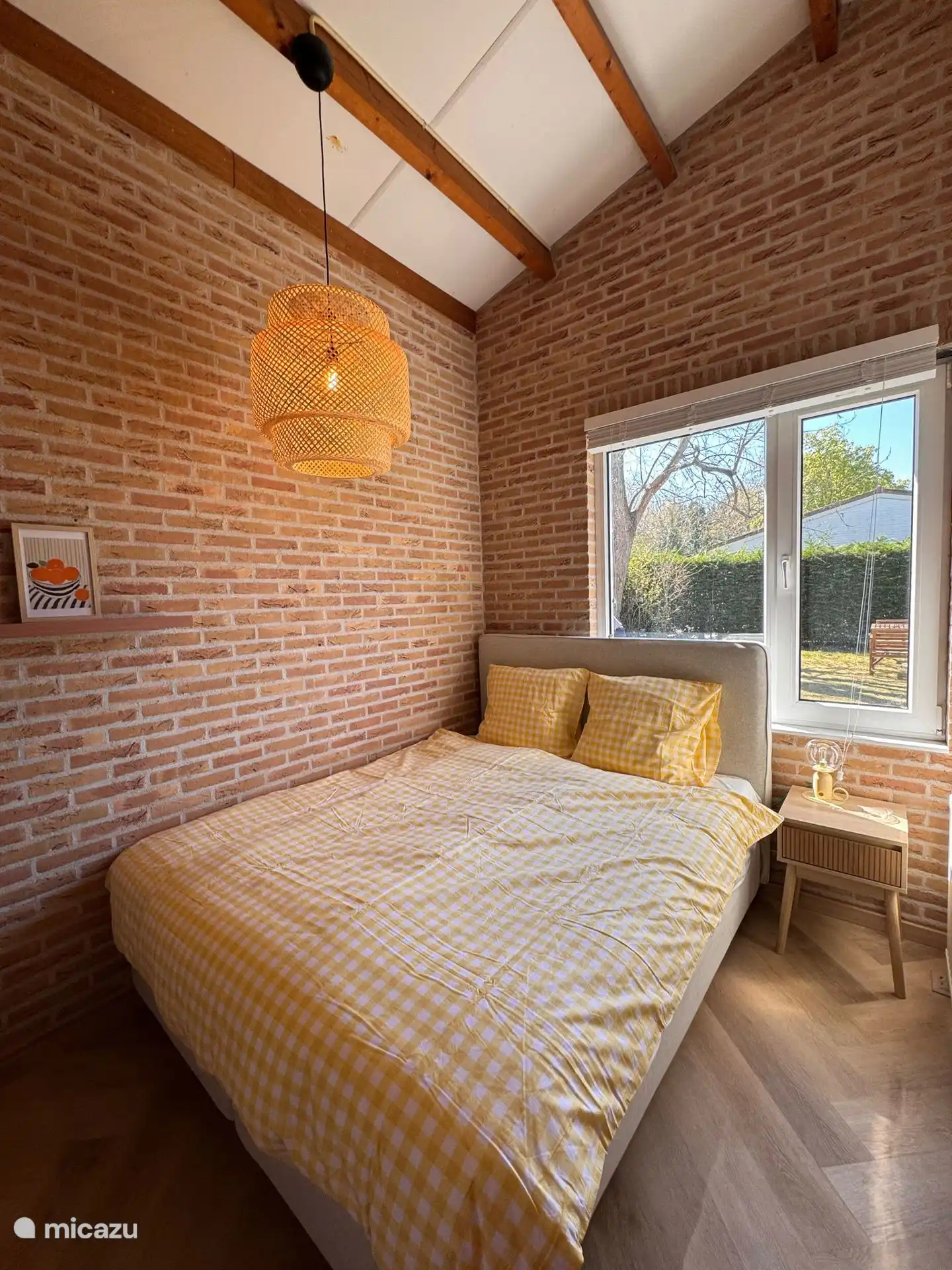 Gemütliche und sonnige Ecke zum Schlafen oder Entspannen. Die Atmosphäre ist leicht, fröhlich und natürlich.