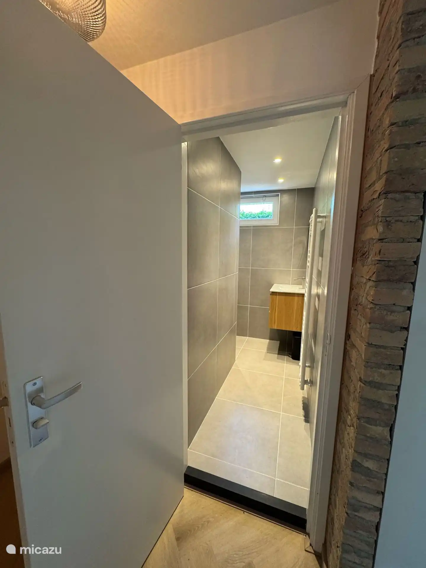 Modernes Badezimmer mit luxuriösem Look und viel Platz. Beginnen Sie Ihren Tag frisch in diesem stilvoll eingerichteten Raum.