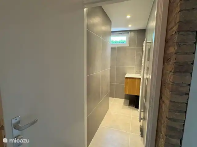 Villa Frans | Pays-Bas, Zélande, Renesse - maison de vacances Salle de bains moderne avec un look luxueux et beaucoup d’espace. Commencez votre journée en beauté dans cet espace élégamment fini.