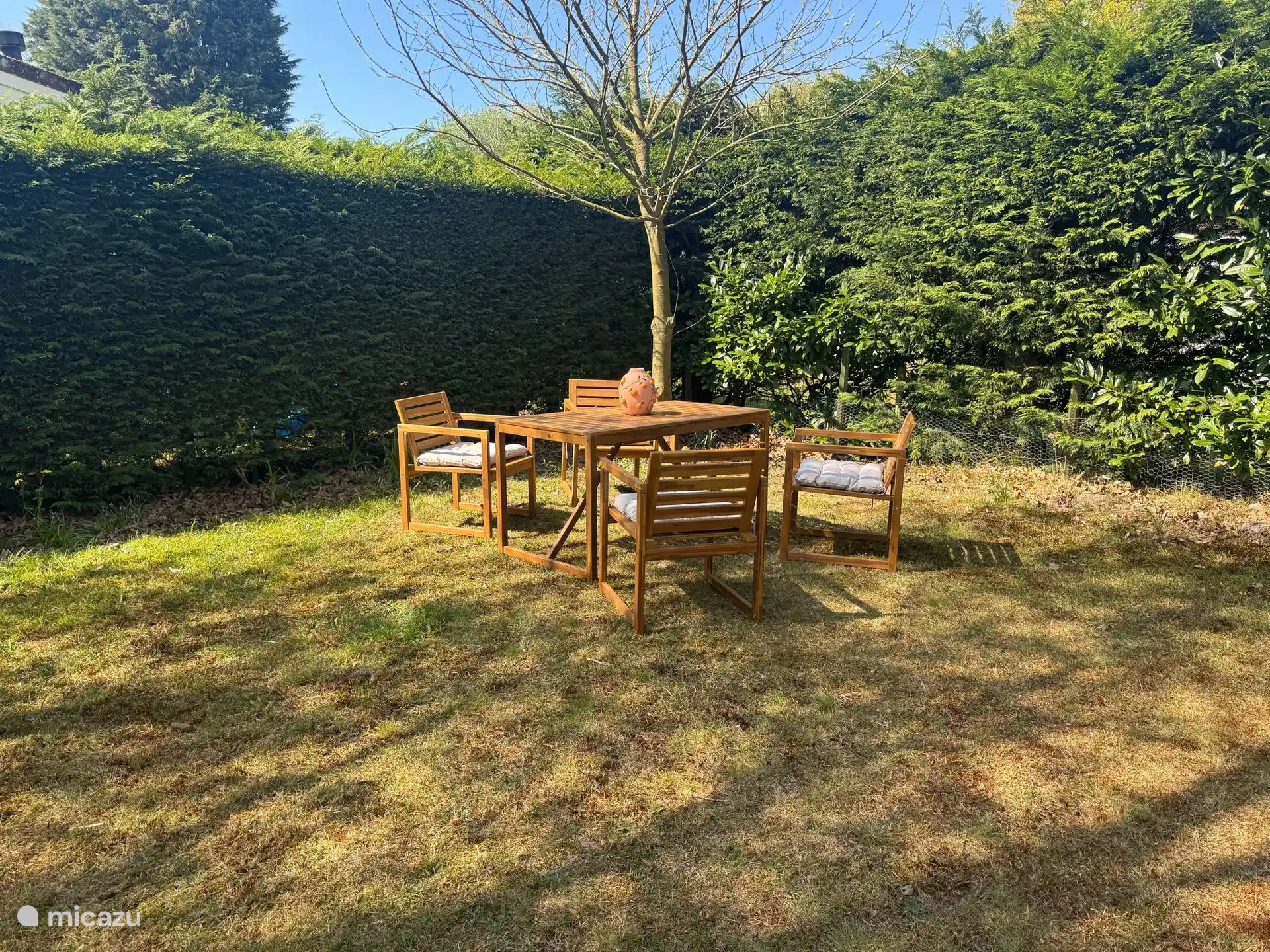 Mit Freunden oder der Familie unter dem Baum essen? Dieser gemütliche Tisch im Freien ist der Ort für angenehme Gespräche und gemütliche Abendessen in der Abendsonne.