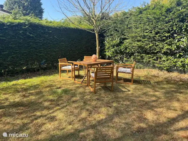Villa Frans | Pays-Bas, Zélande, Renesse - maison de vacances Manger sous l’arbre avec des amis ou en famille ? Cette table d’extérieur confortable est l’endroit idéal pour des conversations agréables et des dîners agréables au soleil du soir.