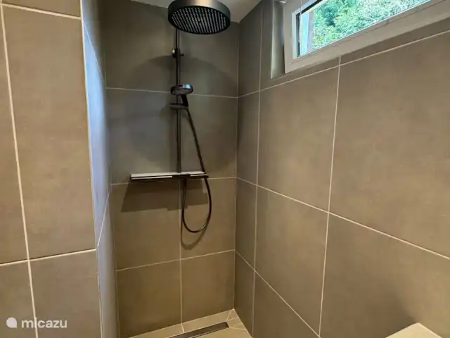 Villa Frans | Pays-Bas, Zélande, Renesse - maison de vacances Douche à l’italienne spacieuse avec douche à effet pluie moderne. Ici, vous commencez la journée rafraîchi et détendu avec style.