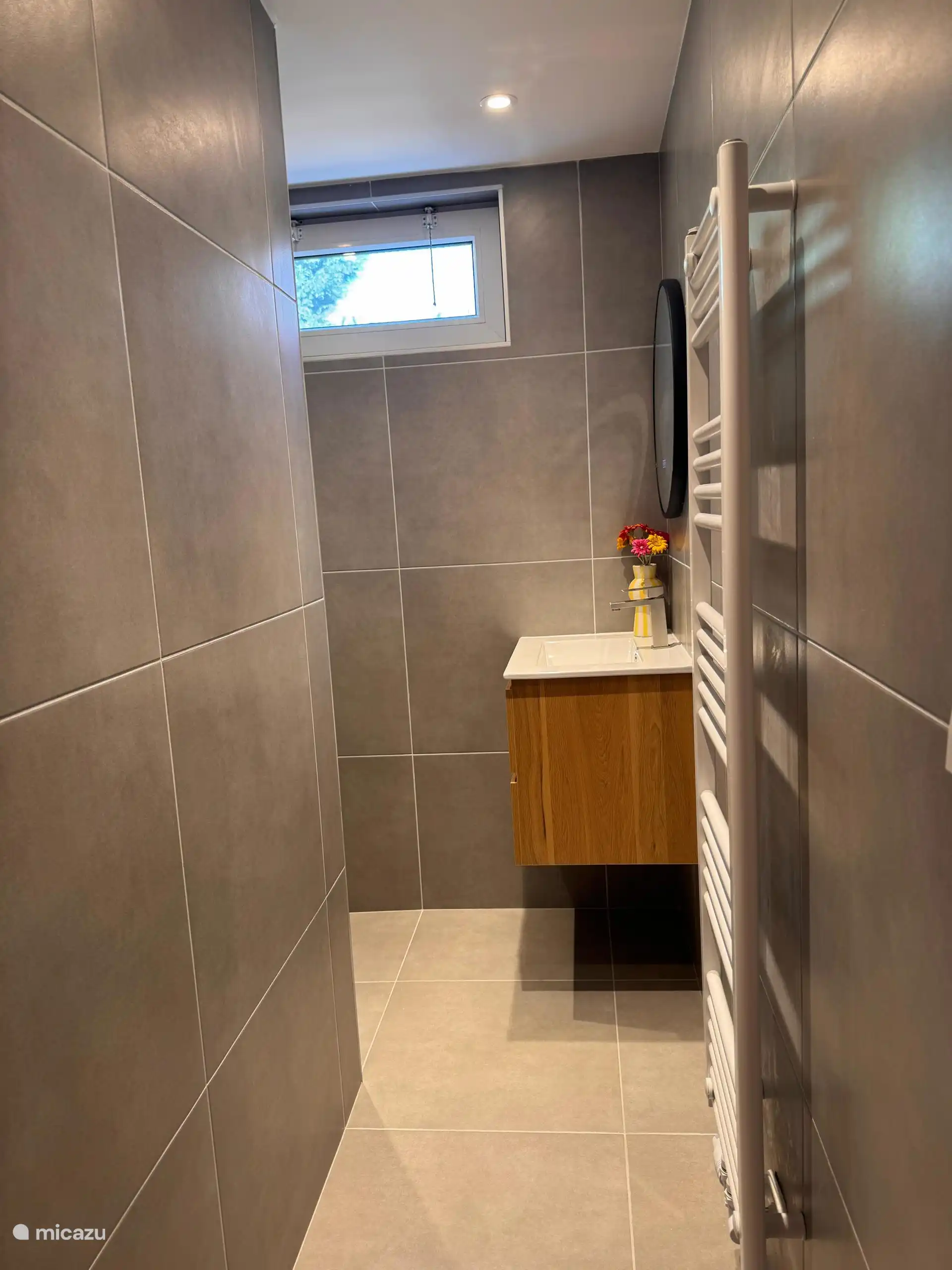 Helles Badezimmer mit stilvollem Holz und schönen Fliesen. Funktional und doch stimmungsvoll!