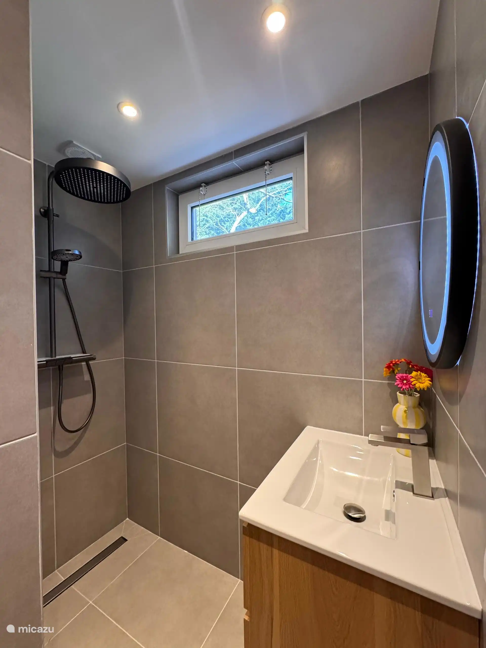 Regendusche mit Tageslicht und luxuriöser Optik. Genießen Sie eine heiße Dusche nach einem Tag am Strand oder im Wald.