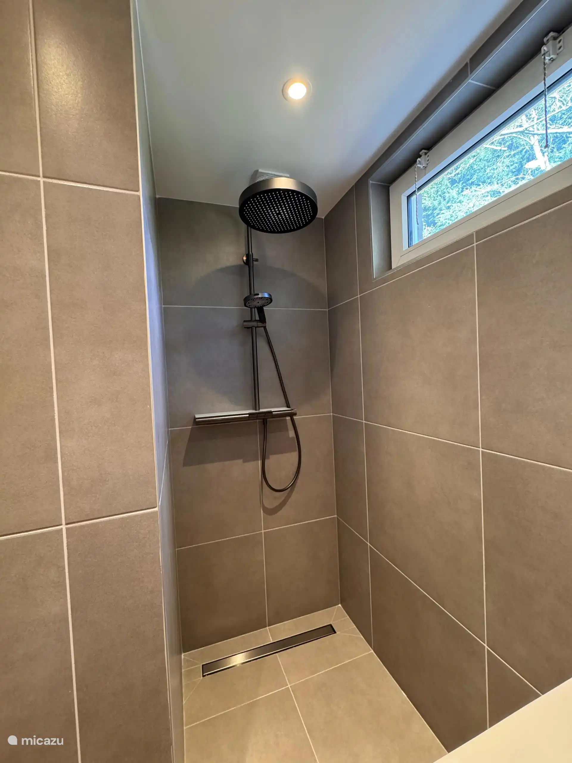 Wieder die moderne Regendusche, diesmal aus der Nähe. Komfort und Design kommen hier zusammen.