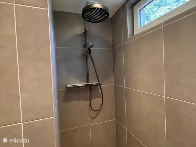 Villa Frans | Pays-Bas, Zélande, Renesse - maison de vacances Encore une fois la douche à effet pluie moderne, cette fois de plus près. Le confort et le design sont réunis ici.