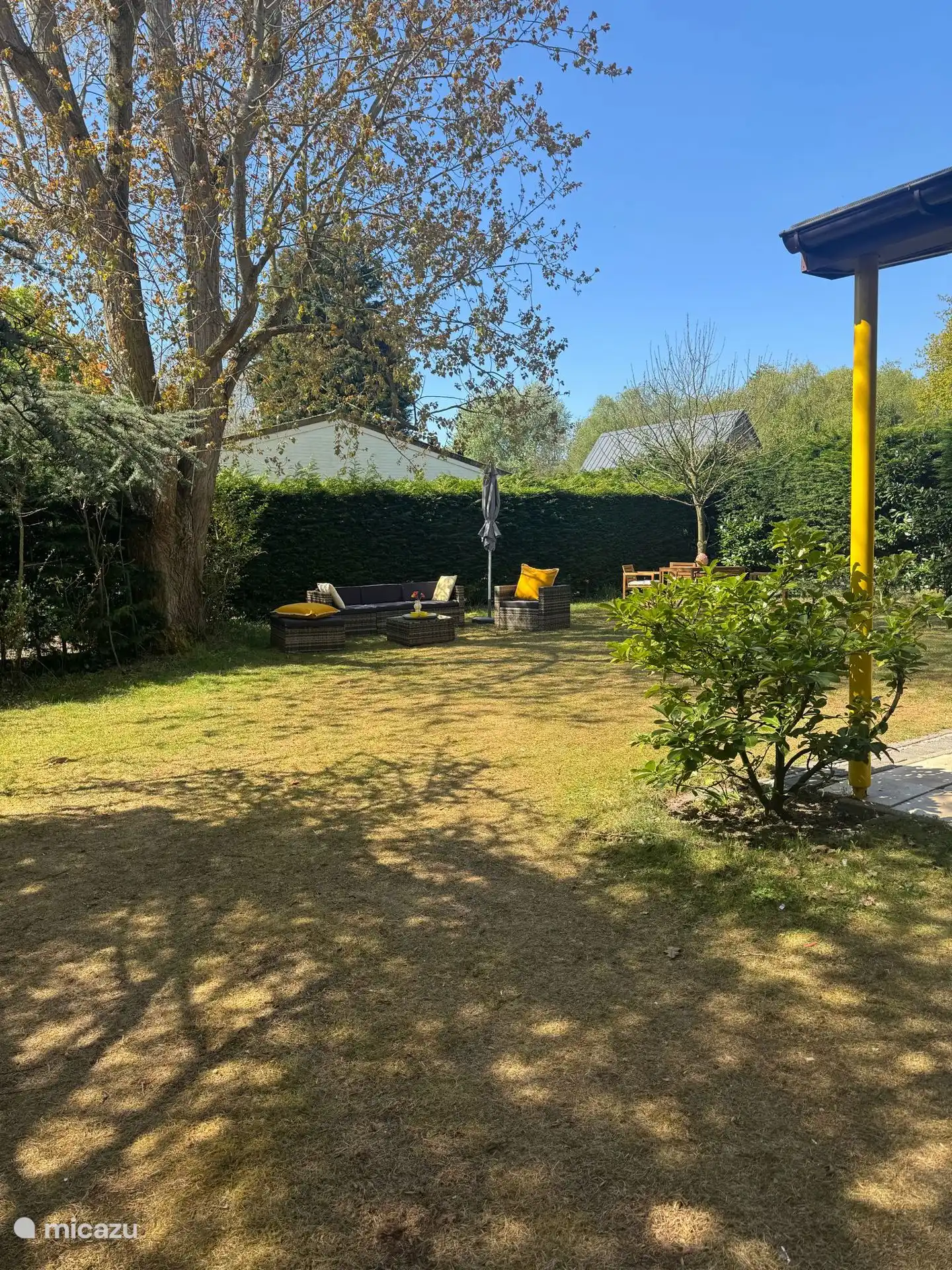 Großzügiger Garten mit viel Sonne, Schatten und gemütlichen Sitzecken. Hier wohnen Sie im Freien!