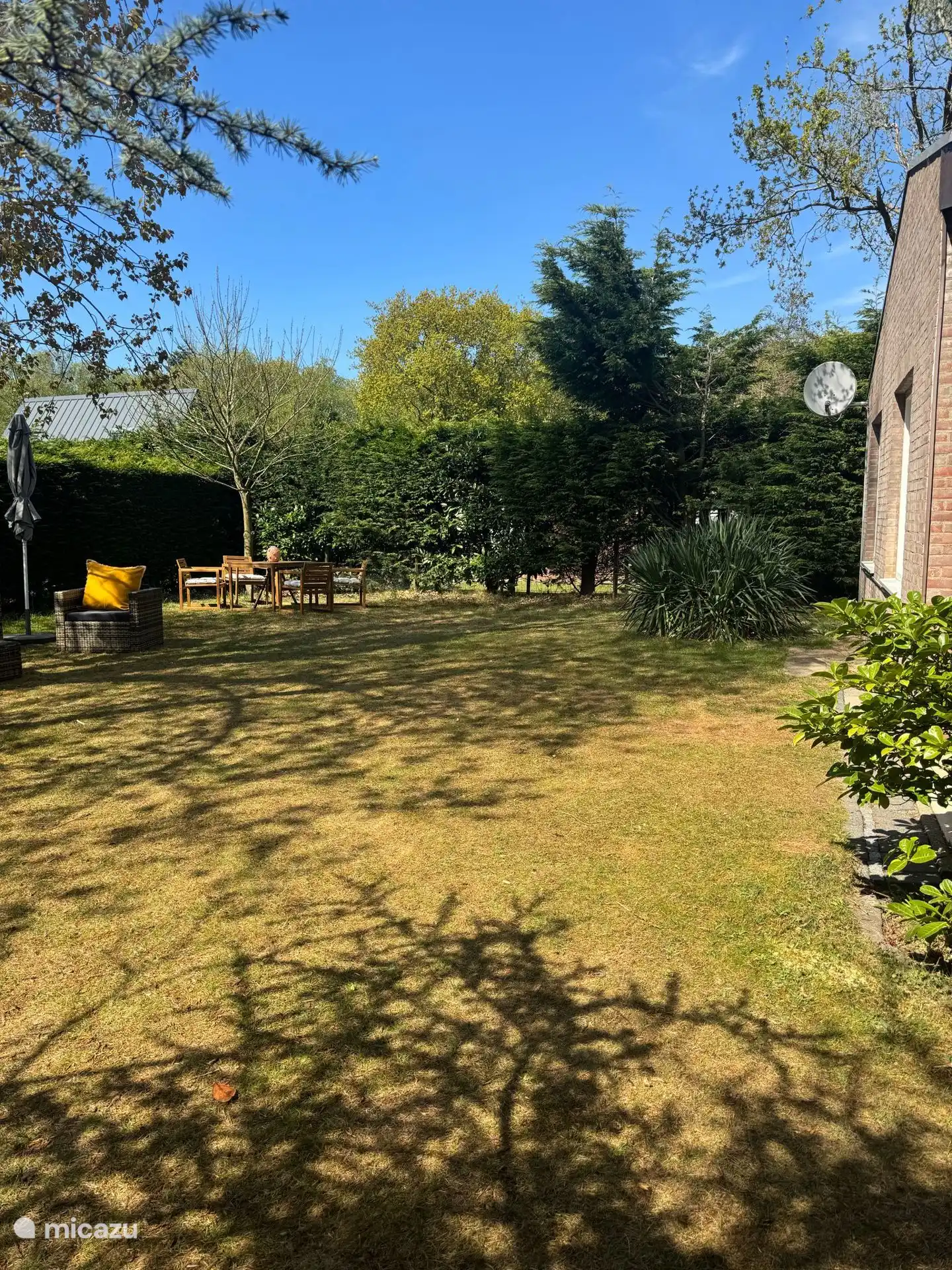Großer Garten mit viel Platz zum Spielen, Sonnenbaden oder einfach nur Nichtstun. Hier hört man nur Vögel und die eigene Entspannung.