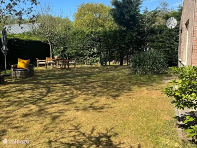 Villa Frans | Pays-Bas, Zélande, Renesse - maison de vacances Grand jardin avec beaucoup d’espace pour jouer, bronzer ou simplement ne rien faire. Ici, vous n’entendez que les oiseaux et votre propre détente.