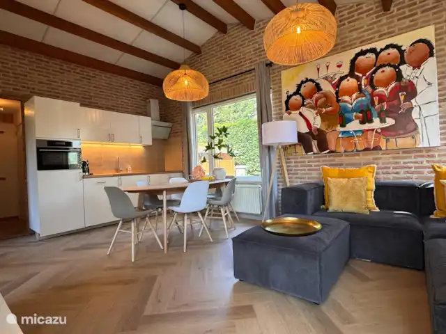 Villa Frans | Pays-Bas, Zélande, Renesse - maison de vacances Salon confortable avec des poutres en bois, des couleurs chaudes et une œuvre d’art joyeuse. On se sent tout de suite ici : ce sont des vacances !
