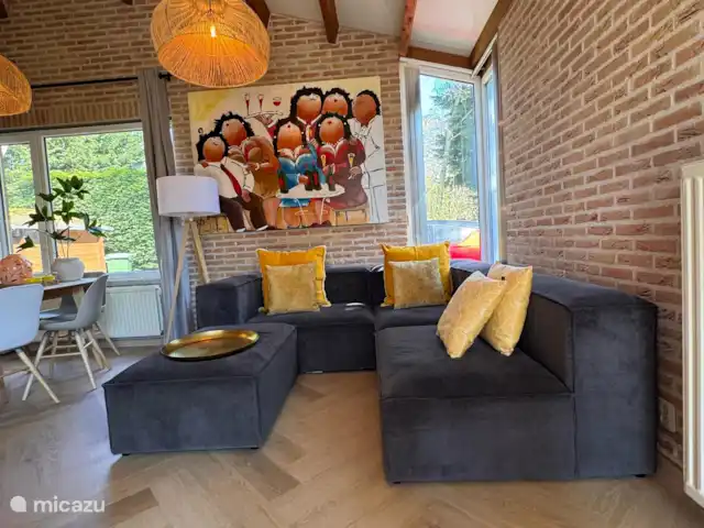 Villa Frans | Pays-Bas, Zélande, Renesse - maison de vacances Coin salon confortable avec de grandes fenêtres, des oreillers moelleux et beaucoup de lumière. Idéal pour se prélasser avec un livre ou un bon verre de vin.