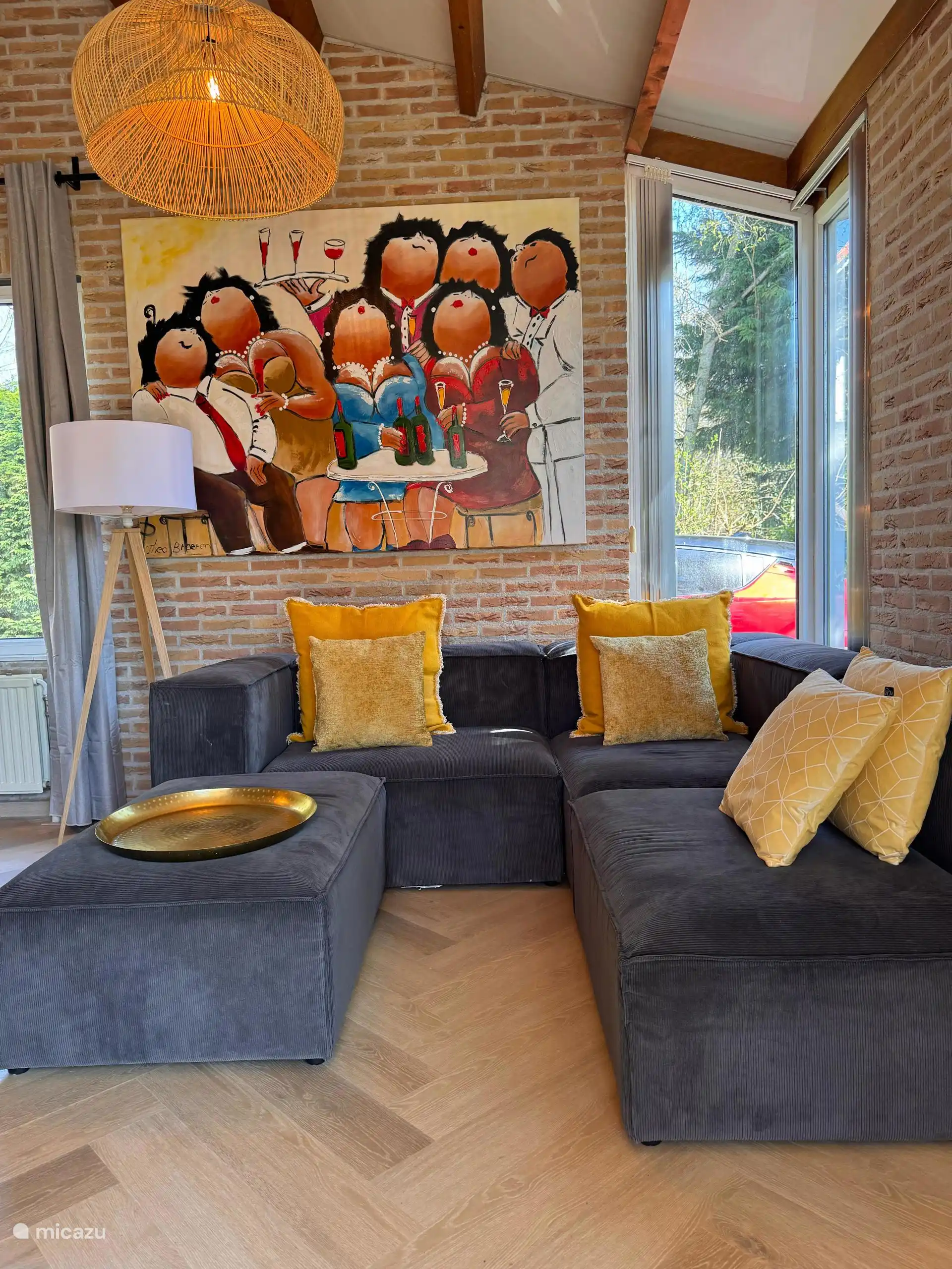 Stilvoll und wohnlich! Die Sitzecke strahlt Komfort und Gemütlichkeit aus, perfekt für einen Abend mit Netflix oder Spielen.