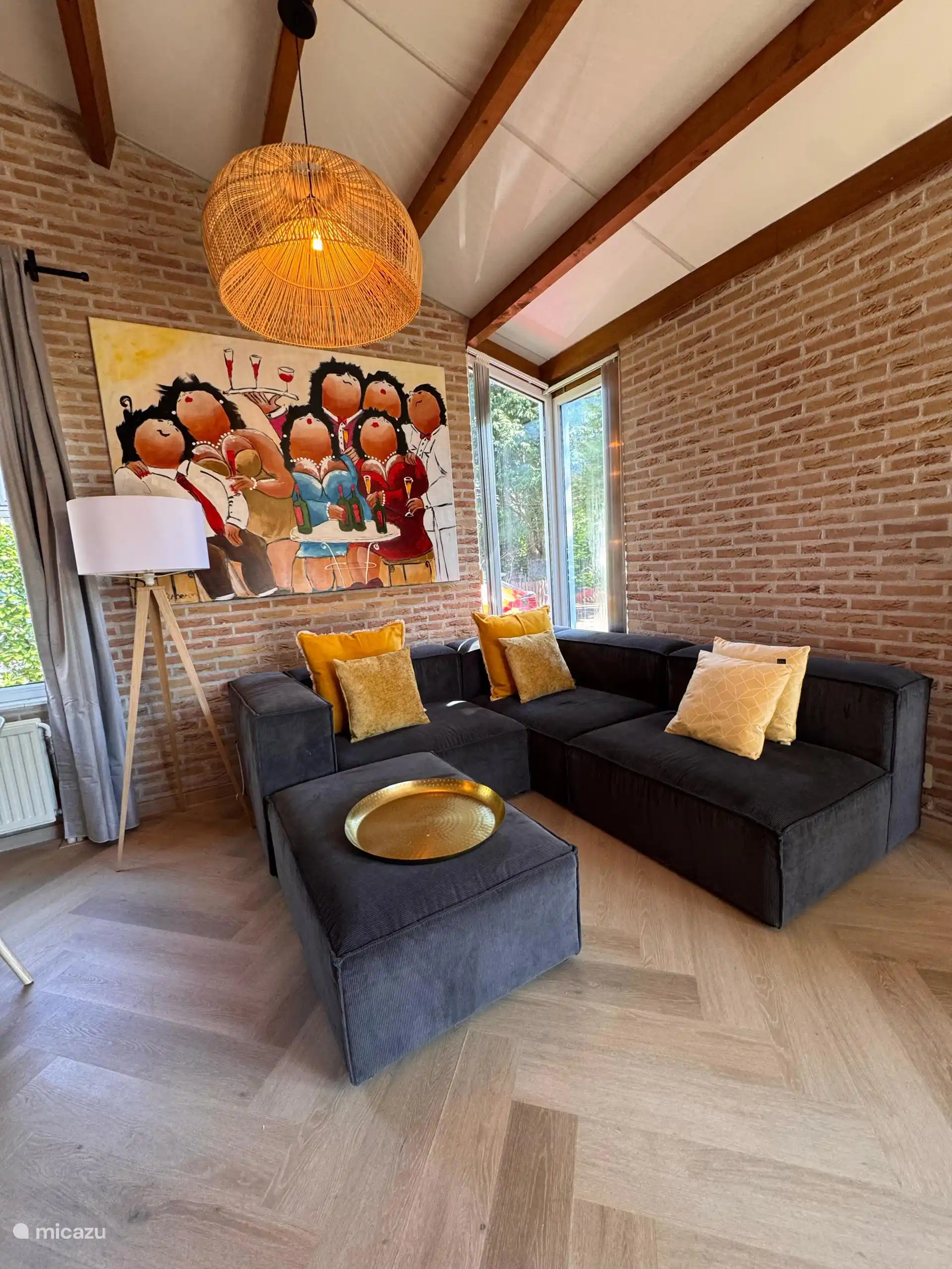 Wohnzimmer voller Atmosphäre und Licht, mit Blick auf den Garten. Öffnen Sie die Türen und lassen Sie Zeeland hereinströmen!