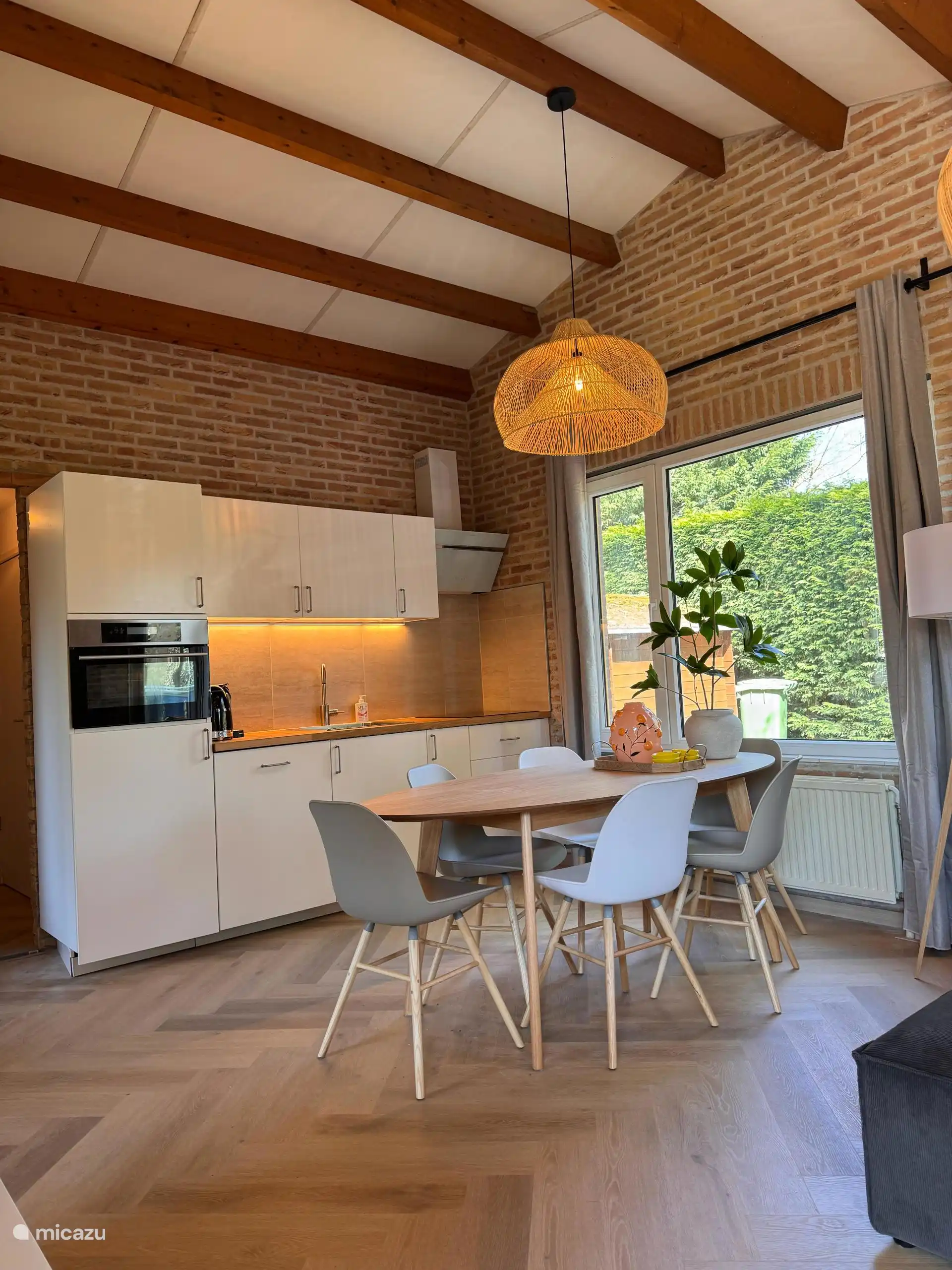 Frische Küche mit Esstisch am Fenster. Der perfekte Ort für ein Frühstück in der Morgensonne oder ein Spiel mit Blick ins Grüne.