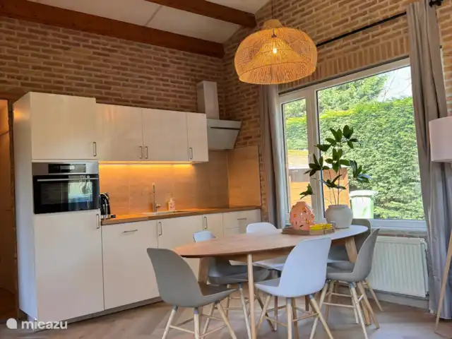Villa Frans | Pays-Bas, Zélande, Renesse - maison de vacances Cuisine fraîche avec table à manger près de la fenêtre. L’endroit idéal pour le petit déjeuner le matin, le soleil ou un jeu avec vue sur la verdure.