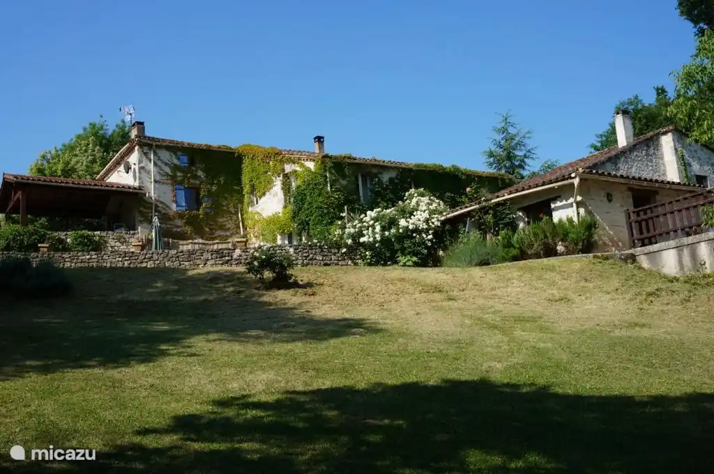 Rückseite des Ganzen mit Haus, Ferienhaus und Höhle