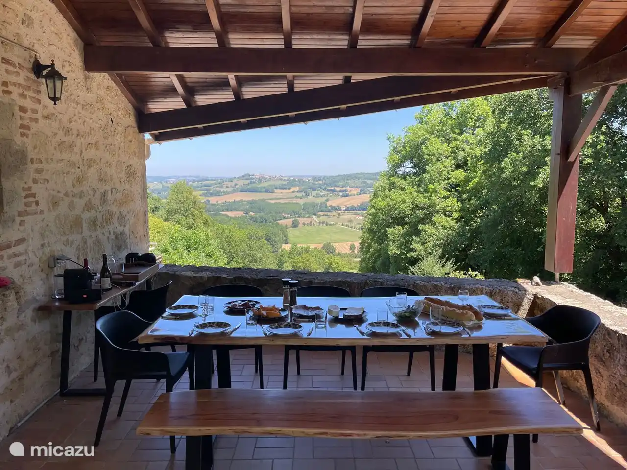 Überdachte Terrasse am Haupthaus mit Panoramablick