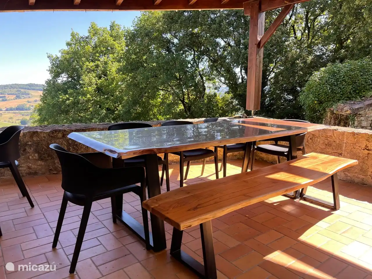 Überdachte Terrasse am Haupthaus mit Panoramablick