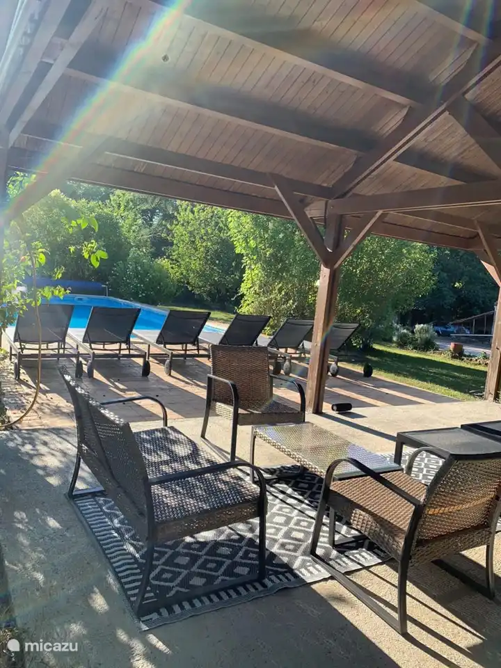 Viel Schatten und Gartenmöbel