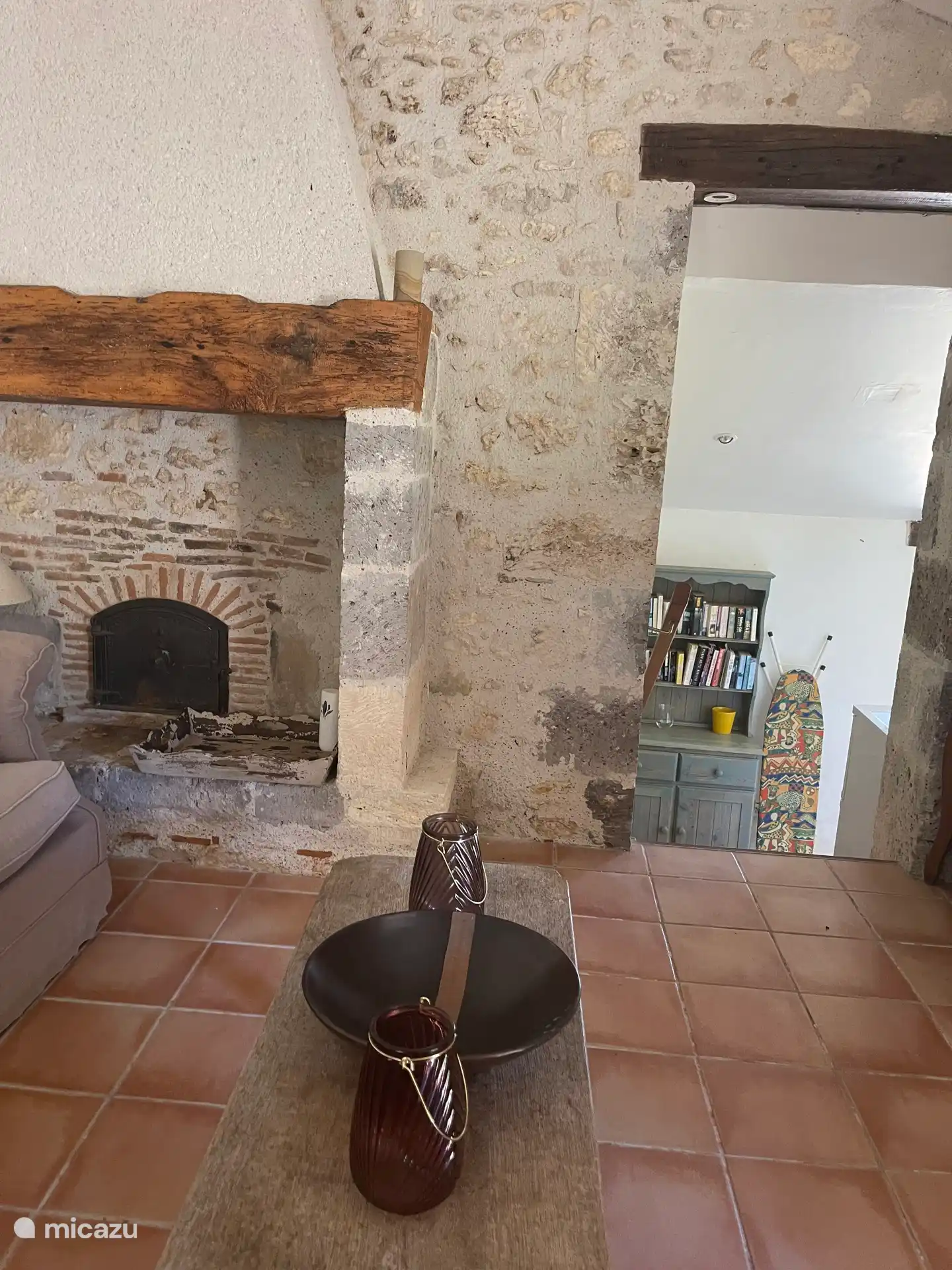 Du salon, vous allez à la cuisine avec un escalier