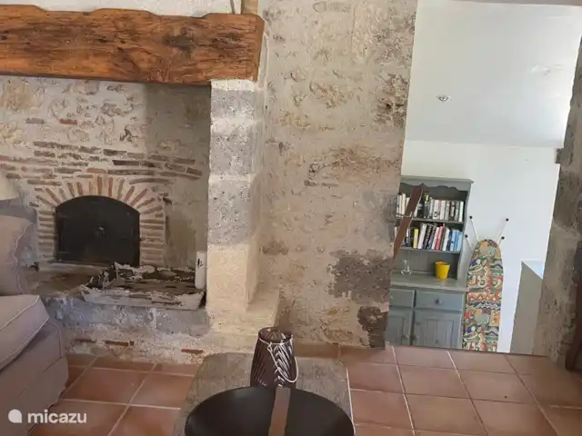 Location de Vacances France, Lot-et-Garonne, Lacepede, gîte / cottage -  Gîte Larroque - 4p Du salon, vous allez à la cuisine avec un escalier