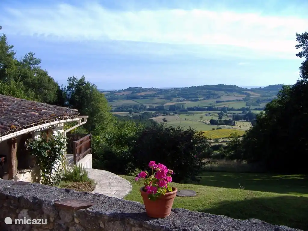 Vue exceptionnelle depuis la terrasse sur la vallée