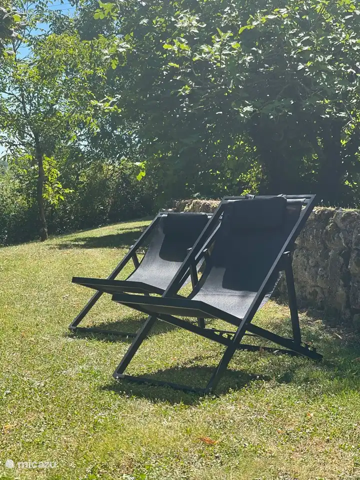 Plusieurs endroits dans le jardin pour profiter du calme et de la tranquillité