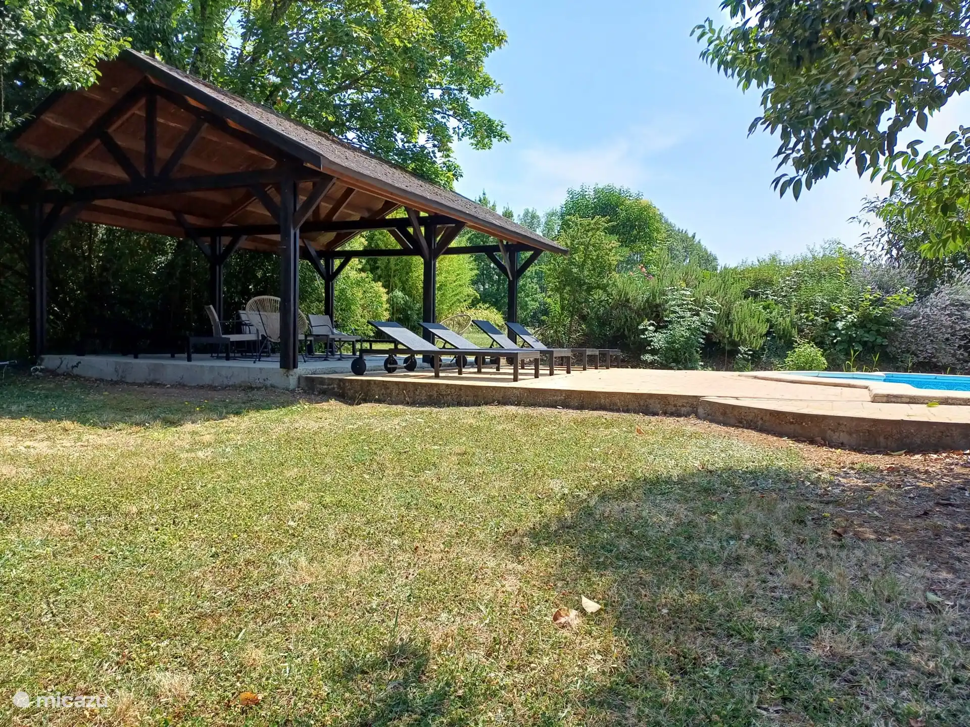 Terrasse au bord de la piscine