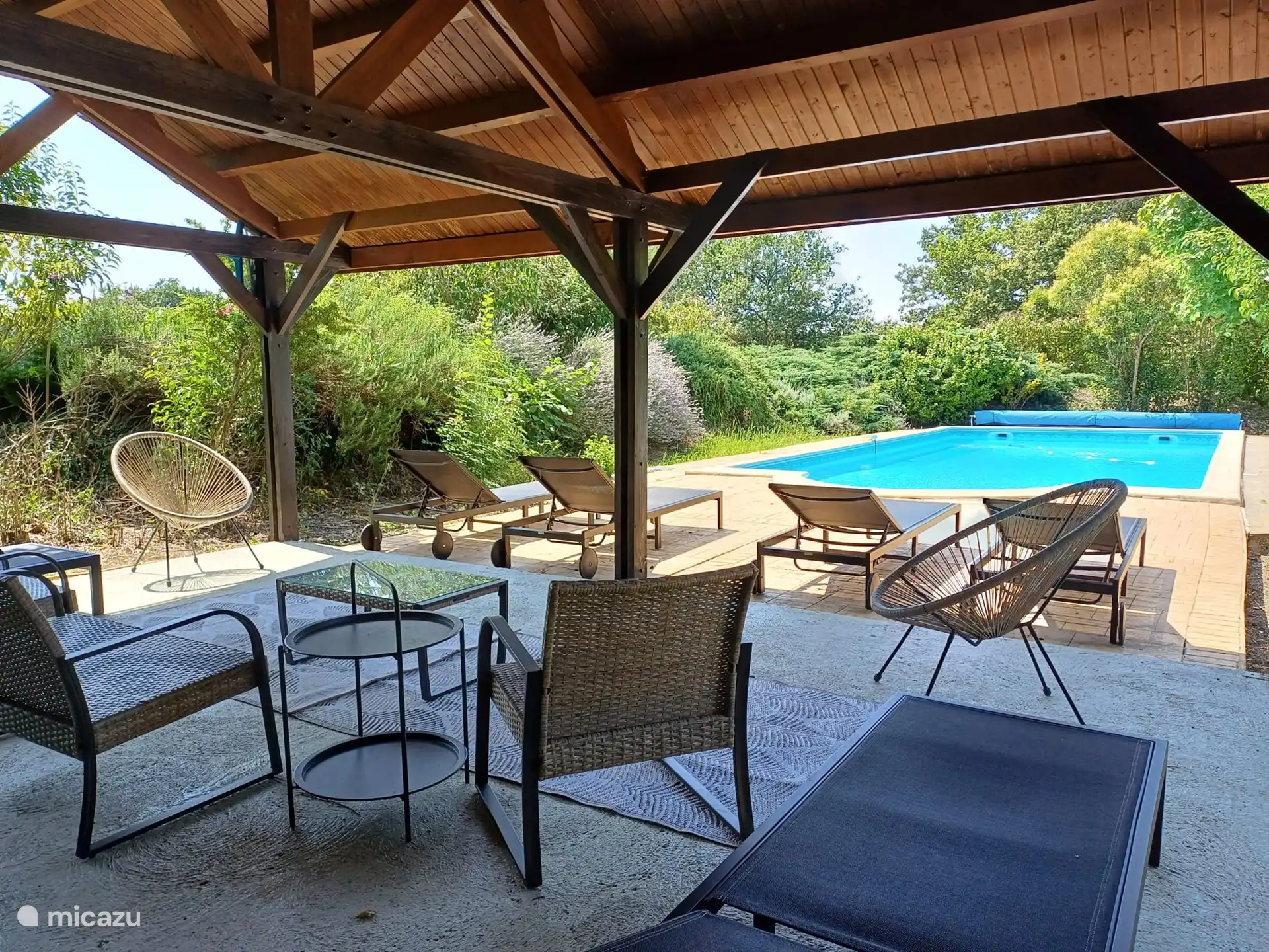 Terrasse couverte au bord de la piscine