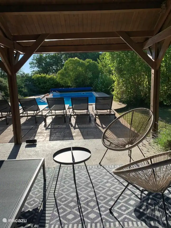 Chaises longues au bord de la piscine
