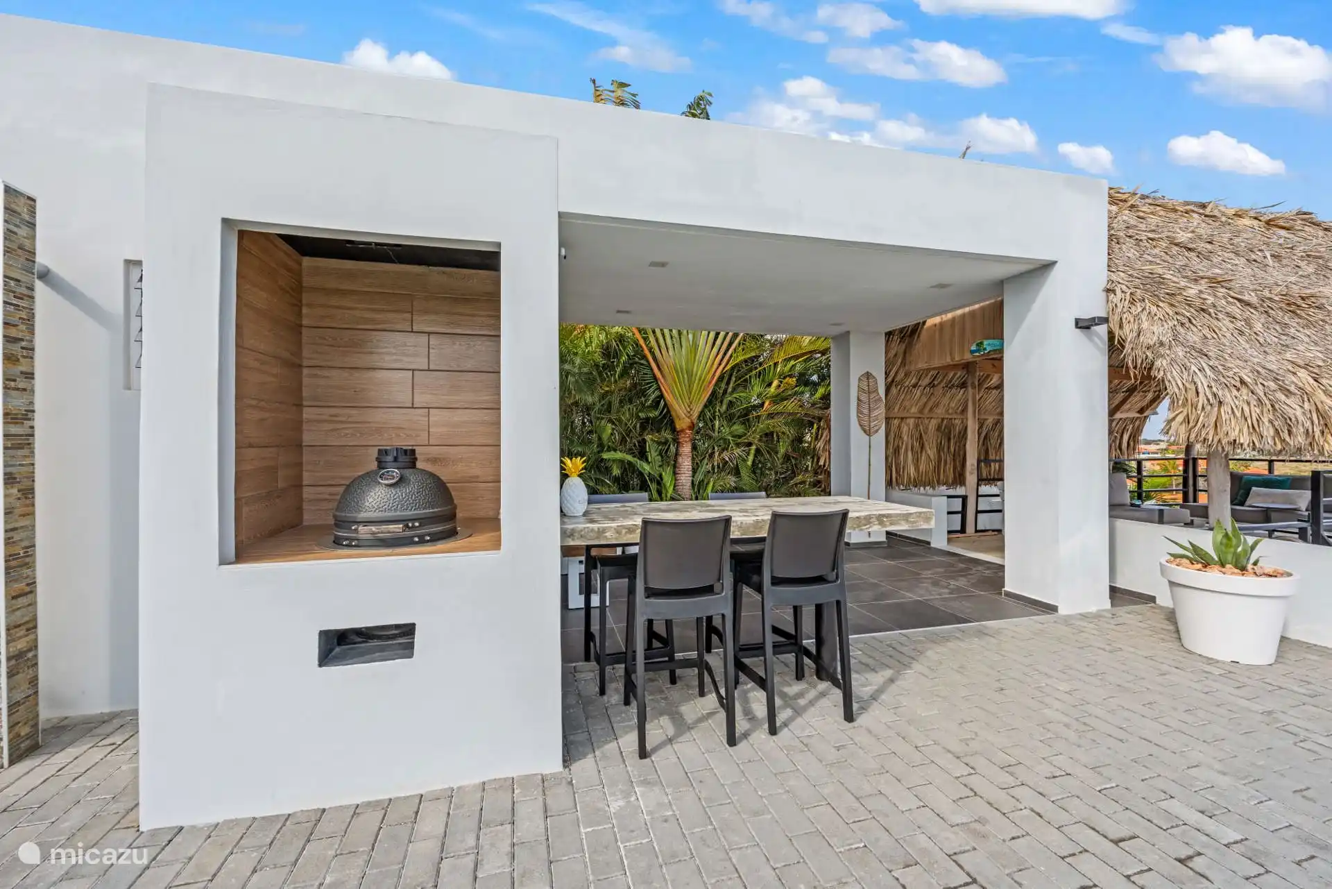 Schöner Ort, um den Grill, den Pool, die Aussicht und einander mit einem Cocktail, Bier oder Wein zu genießen.