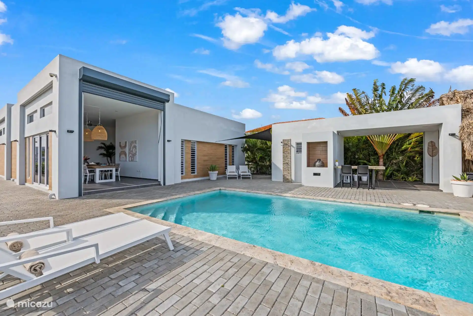 Swimmingpool mit angrenzendem Basterd-Grill und Stehtisch