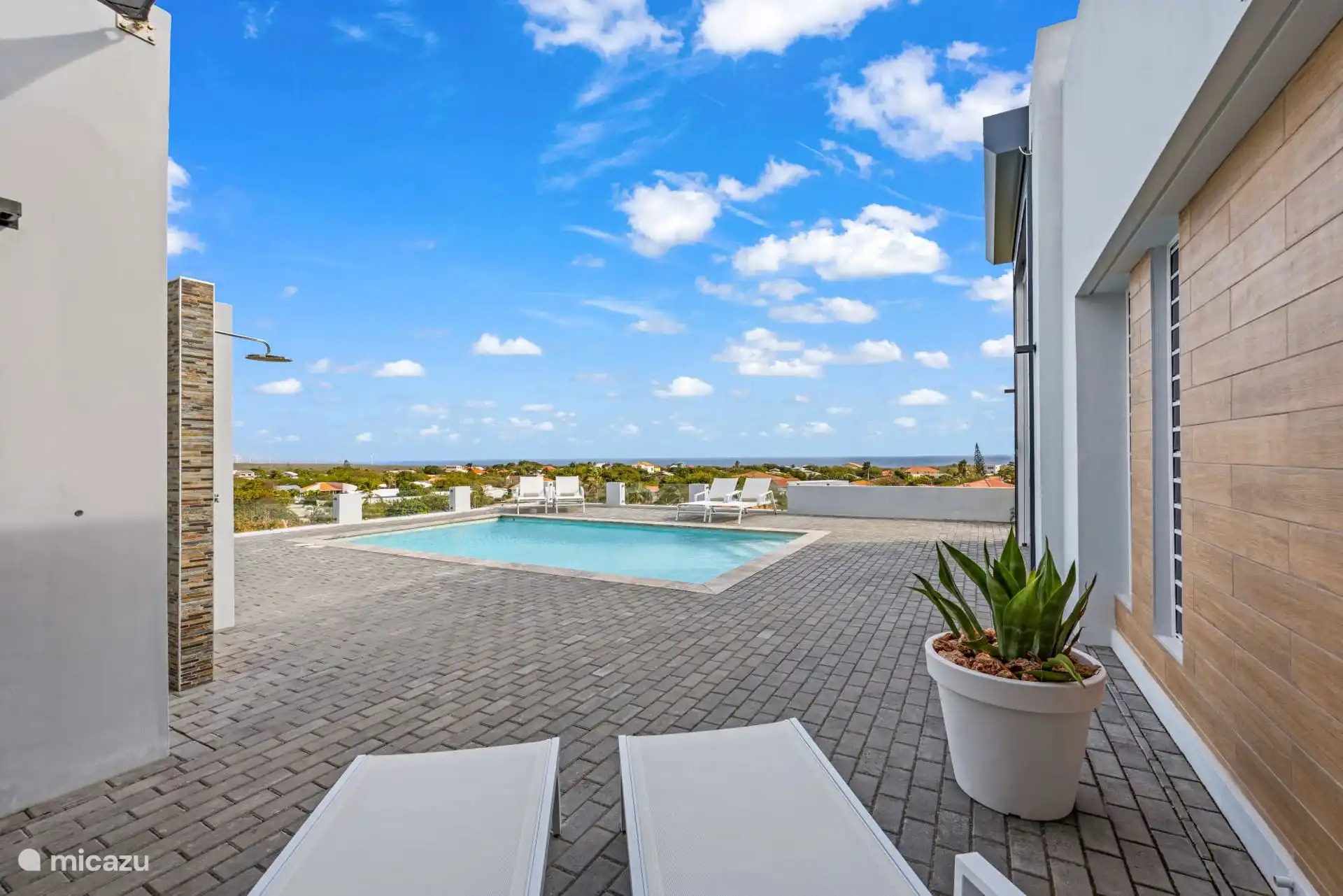 Schattige Entspannungsecke mit Aussicht