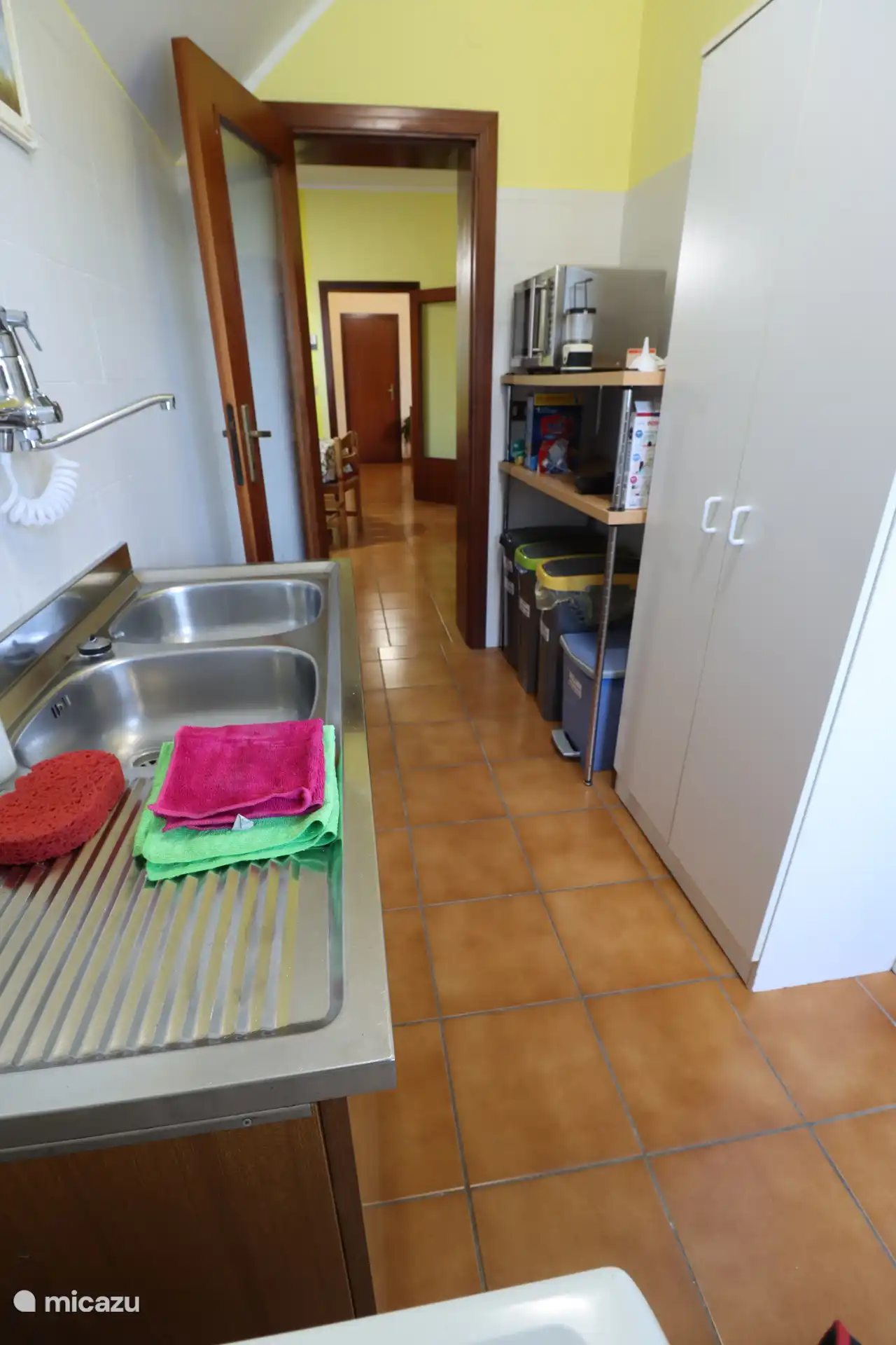 El práctico espacio en el lavadero.