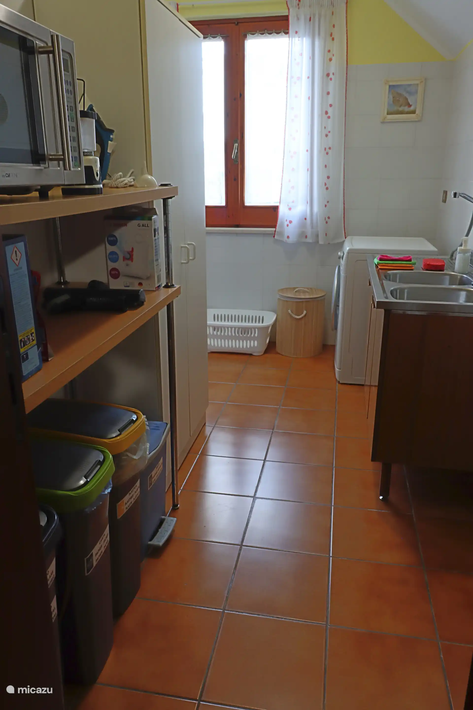 El práctico espacio en el lavadero.