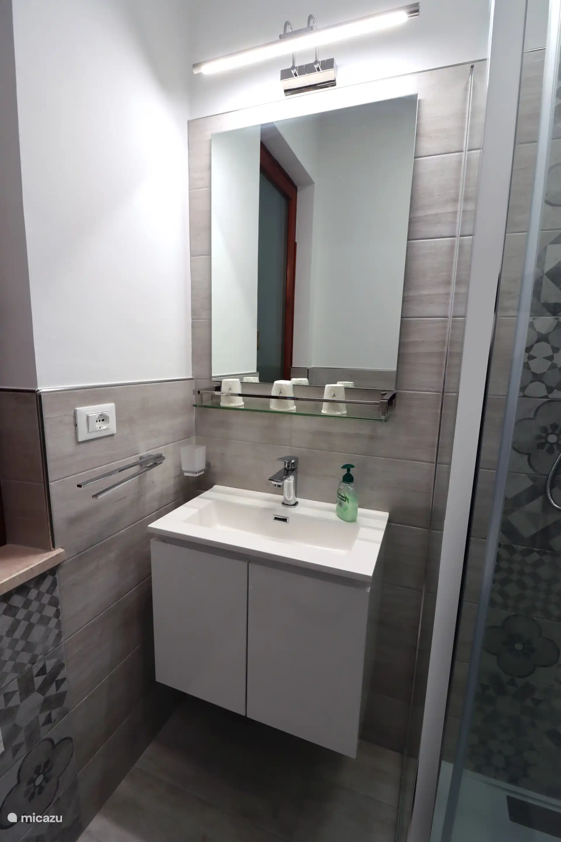 Detalle del lavabo del baño situado en la zona de estar.