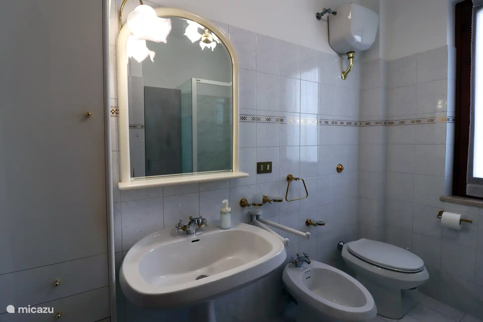 El gran cuarto de baño con ducha (80x130 cm), situado en la zona de noche.