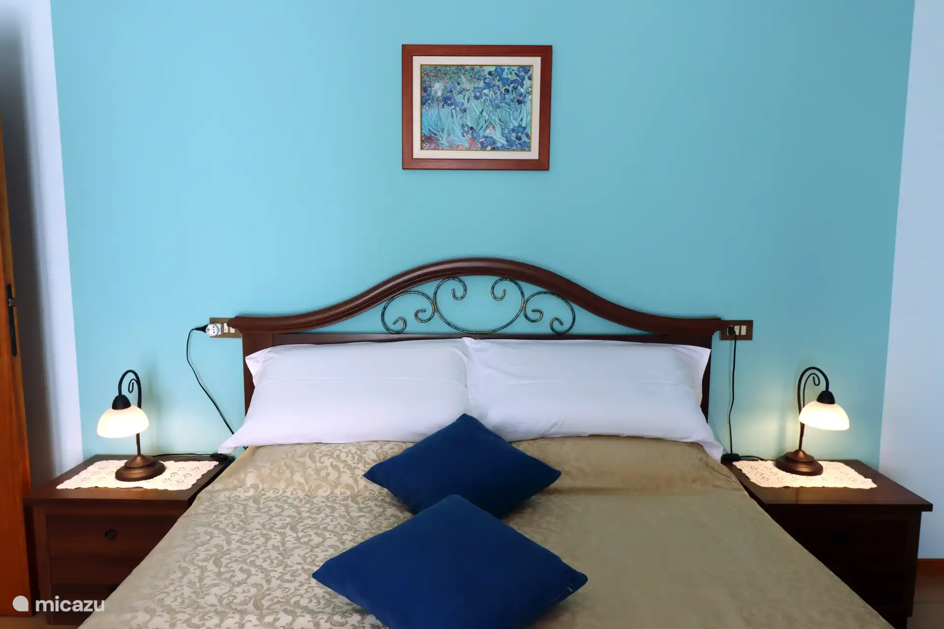 La cama de la habitación doble IRIS (tamaño de la cama 160x190 cm). La pintura de Vicente no es original... (LOL).