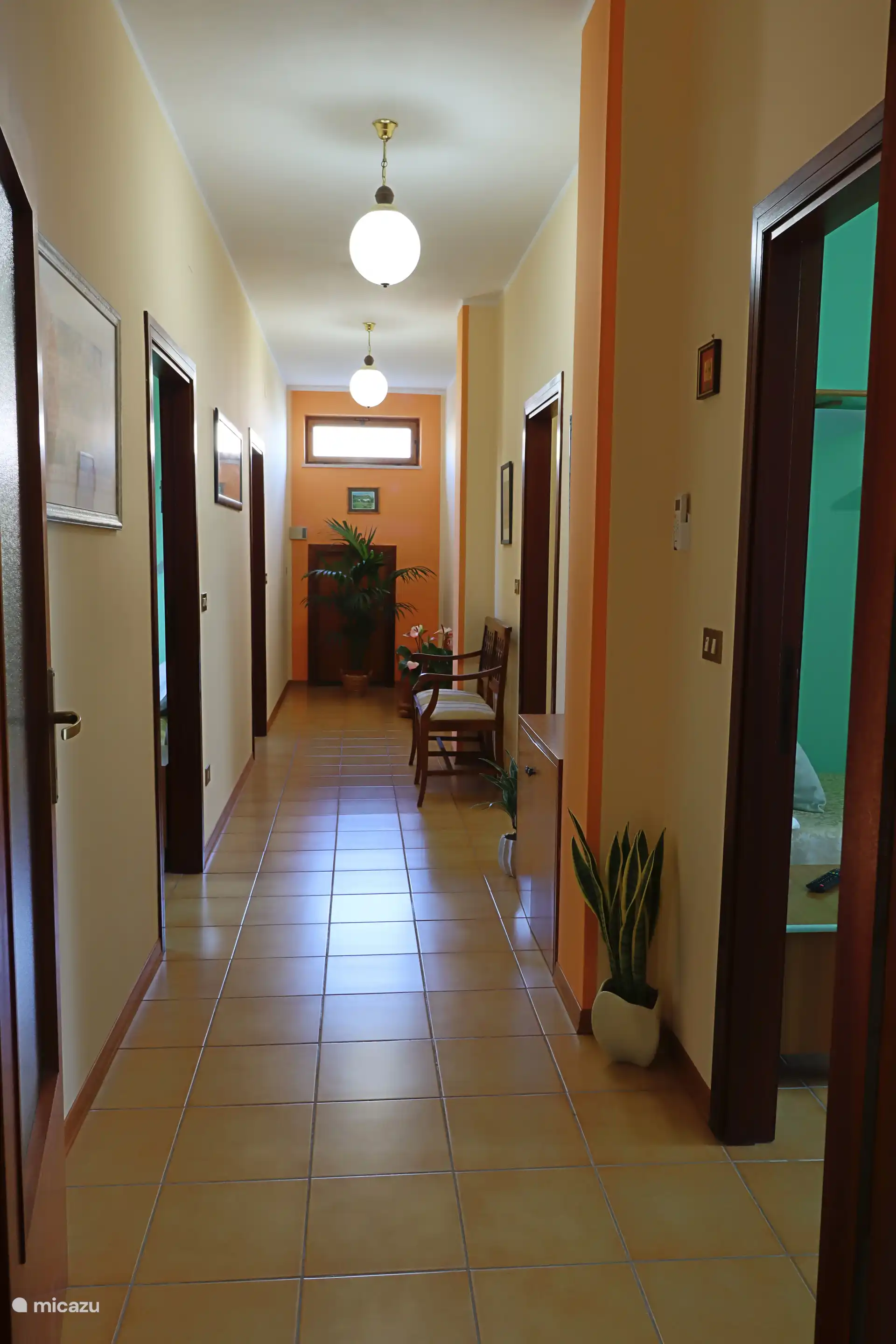 Desde el largo pasillo se accede a los 4 dormitorios y al gran baño.