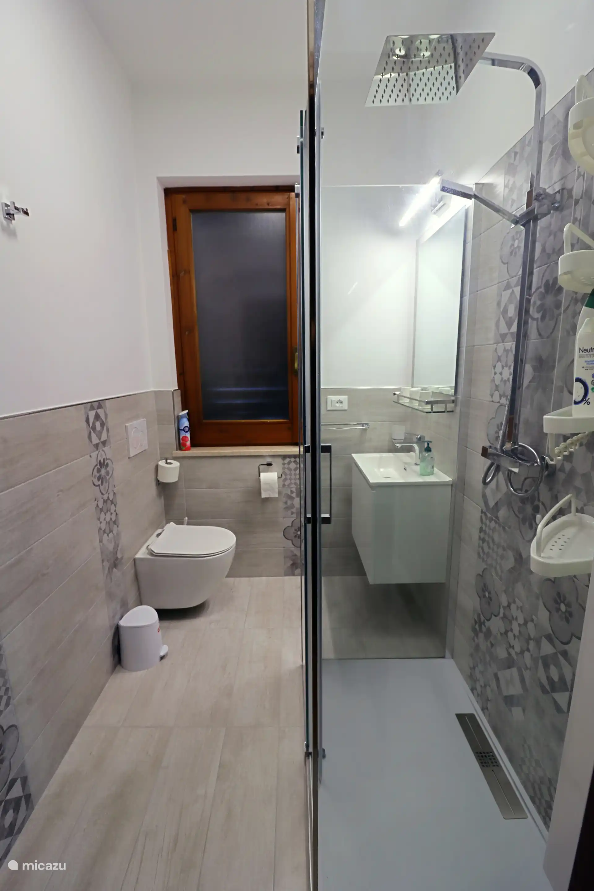 El pequeño baño con ducha (70x100 cm), situado en la zona de estar.