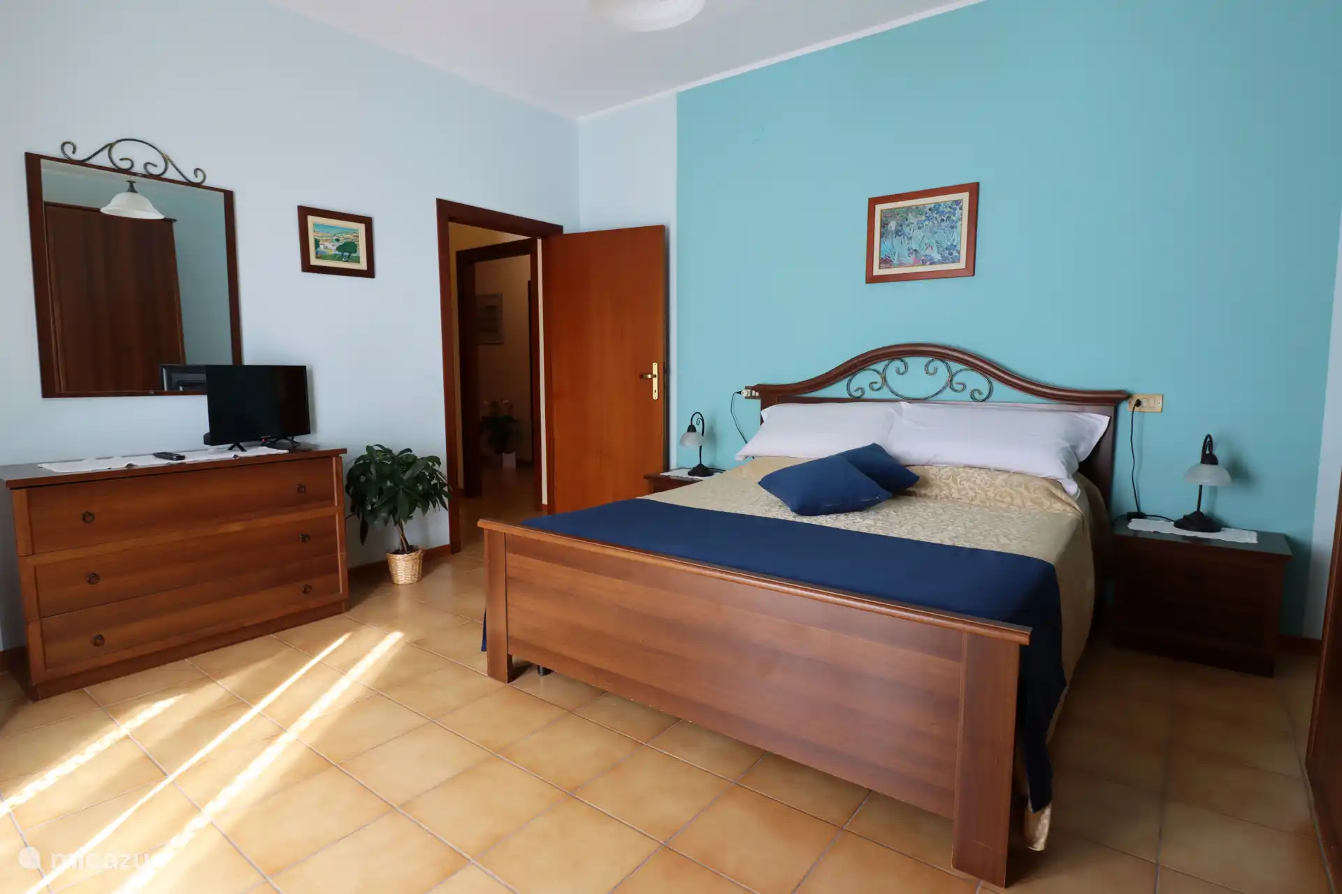 El dormitorio doble IRIS (tamaño de la cama 160x190 cm) con balcón compartido con el dormitorio MENTA.