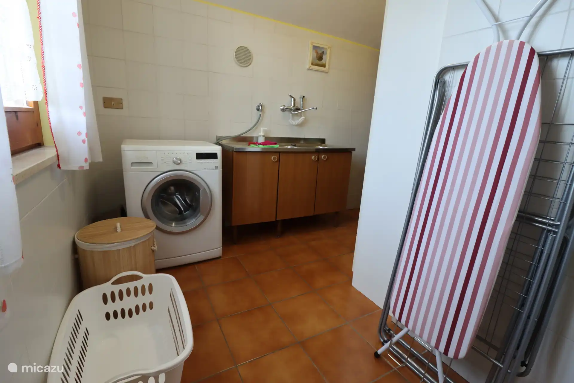 El práctico espacio en el lavadero.