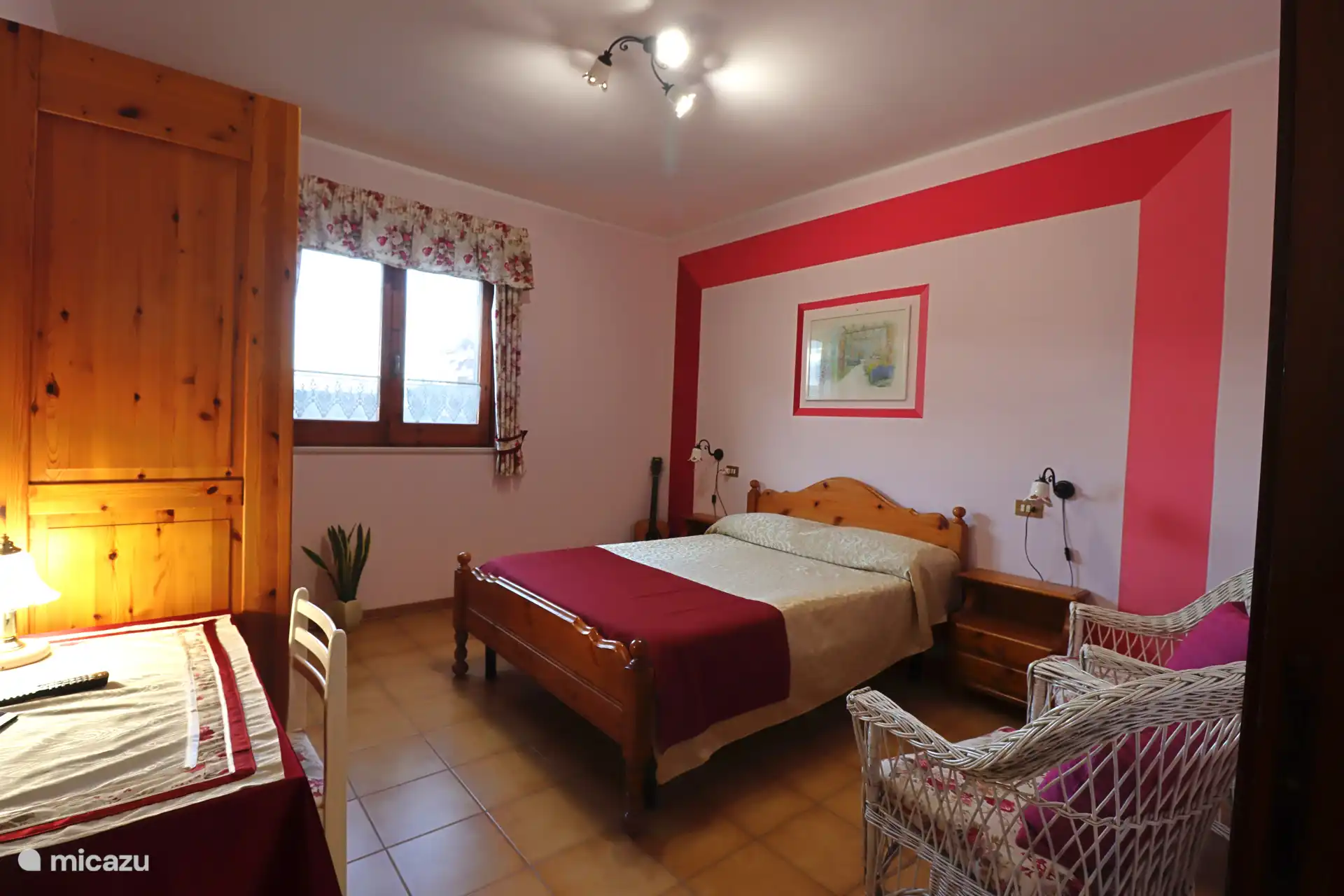 La habitación ROSA con una cama doble (dimensiones 140x200 cm).