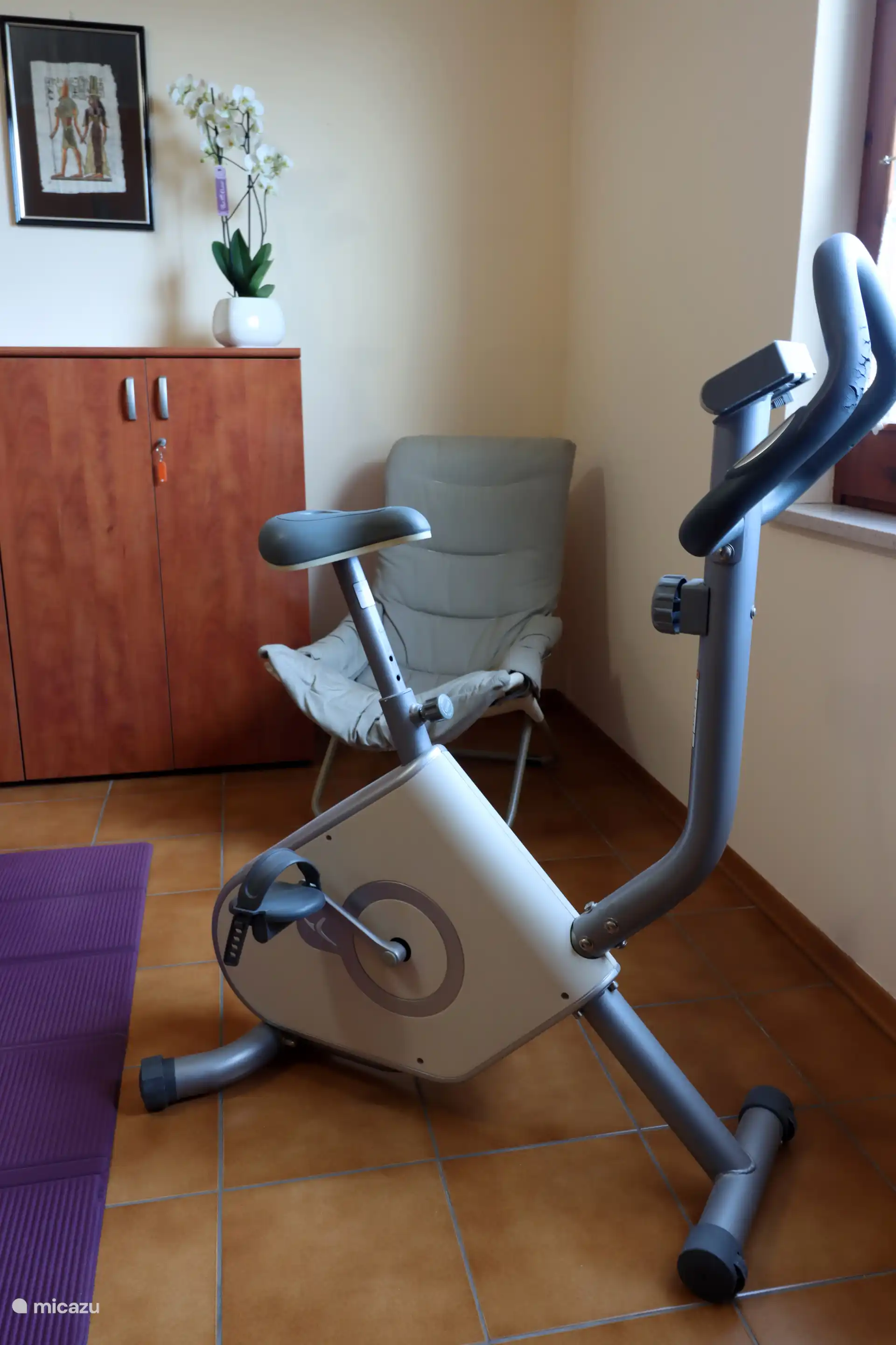 Con la bicicleta estática te mantienes en forma.