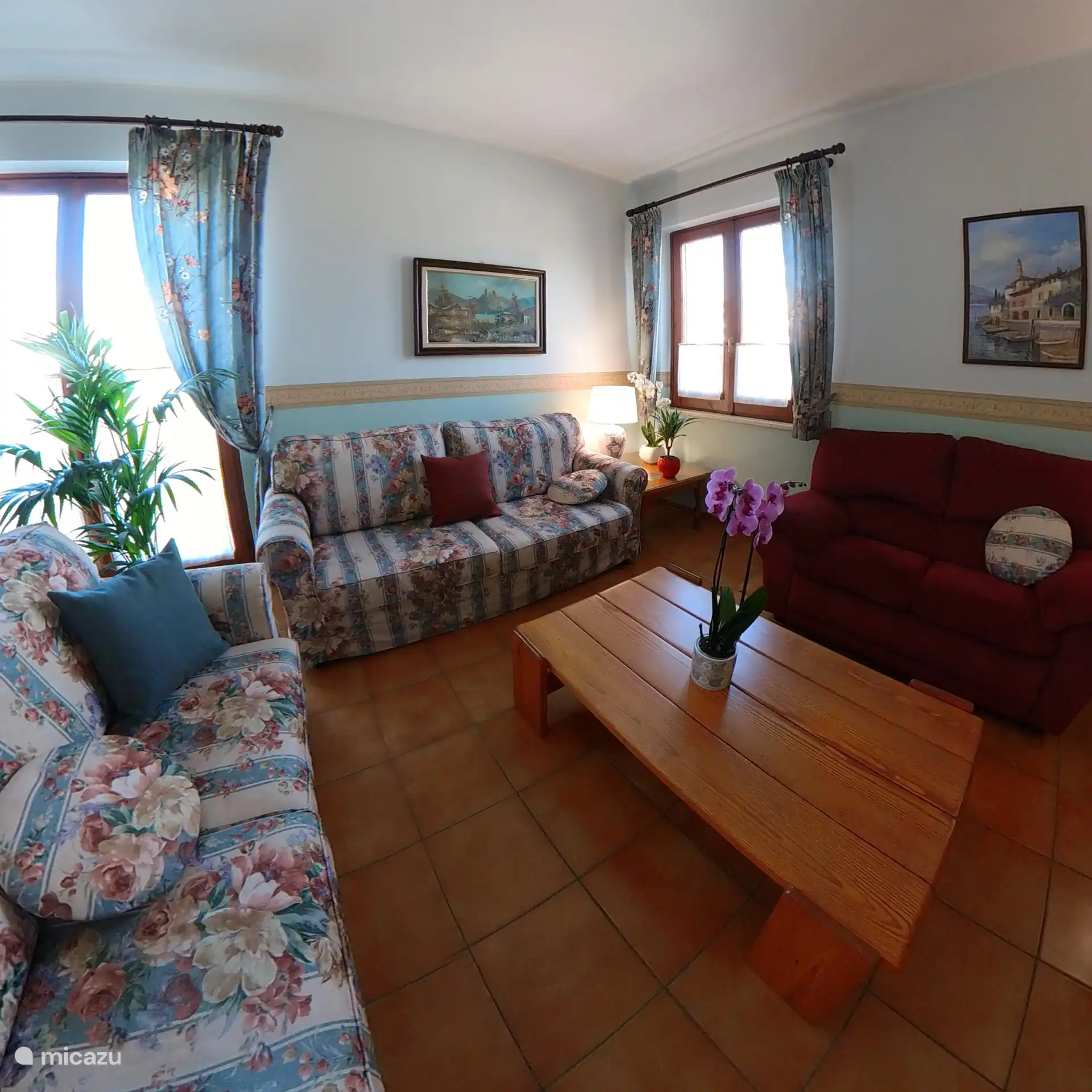 La sala de estar de la sala de estar con tres sofás grandes.