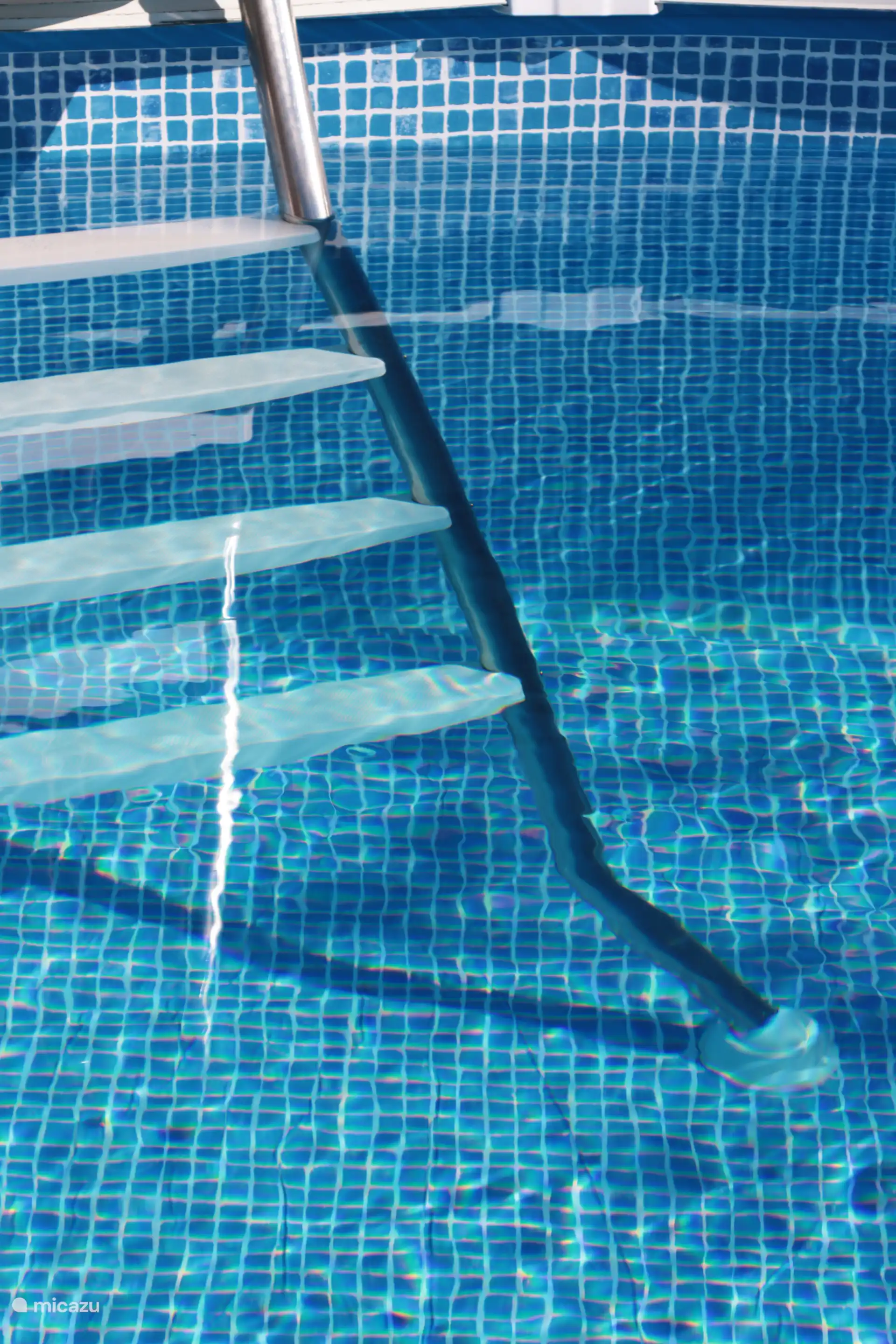 Agua clara y transparente para un baño refrescante.